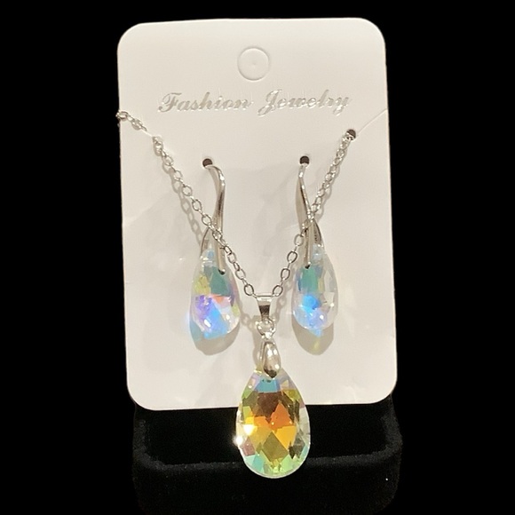 Multifaceted sparkling water drop  crystal necklace and earring set. NWT - Picture 7 of 7